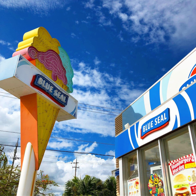 ショッピングに疲れた時はブルーシールでひと息