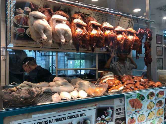 店先に吊らされている鶏肉