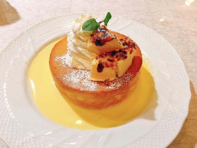 サロンドウフエモアのカタラーナパンケーキ