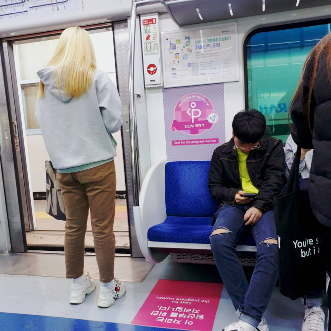 ピンクの可愛らしい妊婦優先席