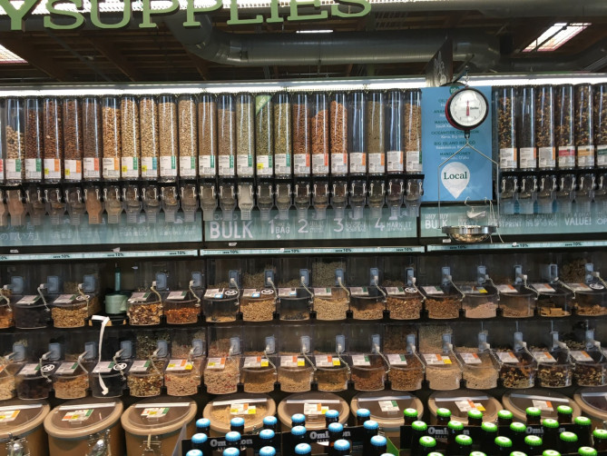 ホールフーズのナッツ売り場