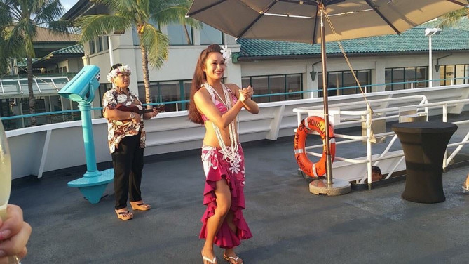 乗船するとフラダンサーがお出迎えしてくれます