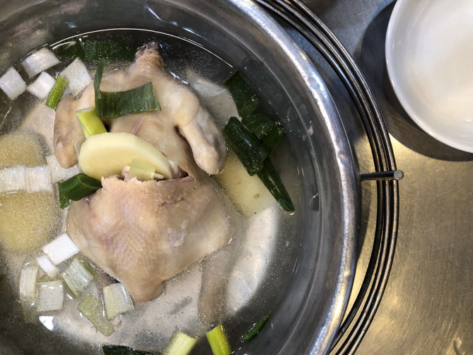 鶏一羽がまるごと煮込まれた鍋料理・タッカンマリ