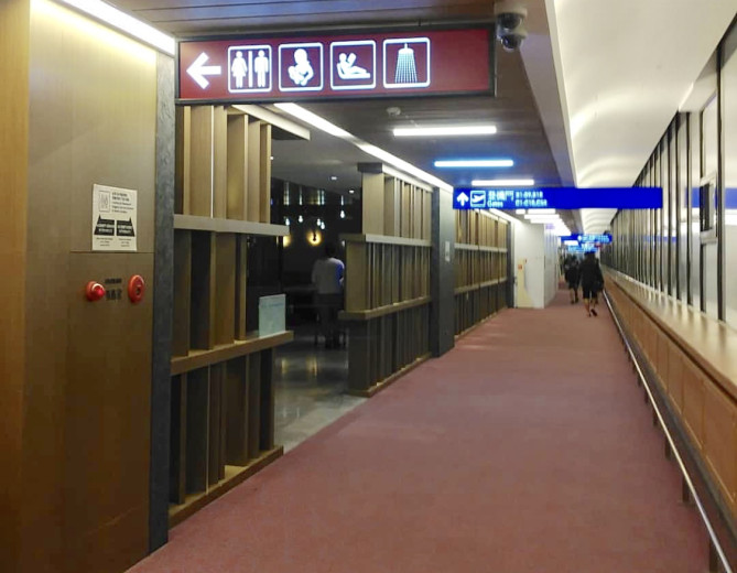 無料ラウンジのシャワー室表示 