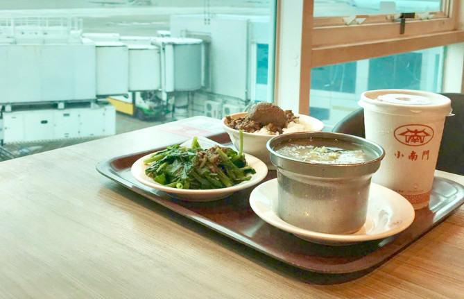 空港での食事 