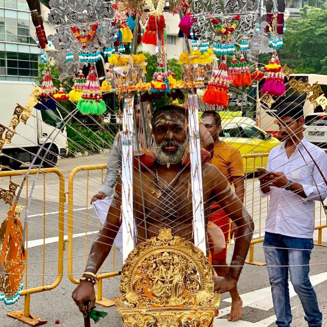 体中に針を刺して行進するヒンズー教徒