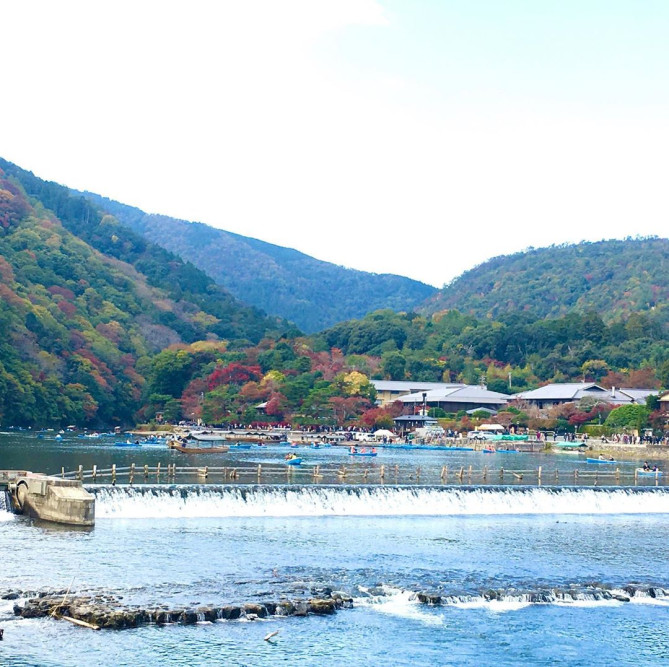 秋の渡月橋。紅葉がとてもキレイです