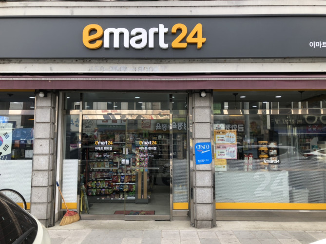 韓国のコンビニ・emart24の外観