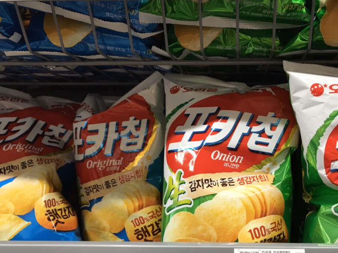 ポカチップ‐左：しお味、右：オニオン味