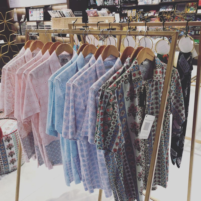 プラナカンタイル柄をモチーフにしたモダンなデザインのシャツ