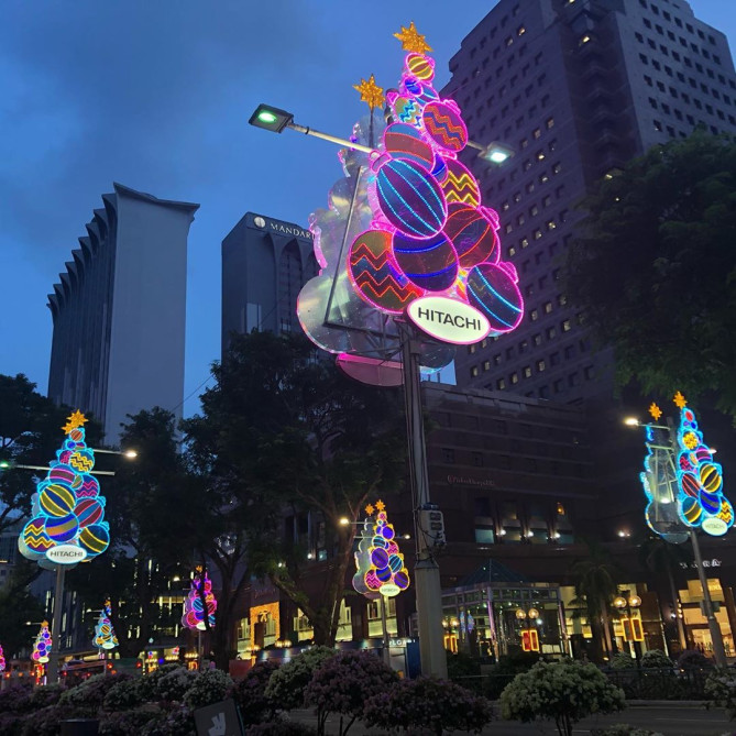 クリスマスデコレーションされているオーチャードロード