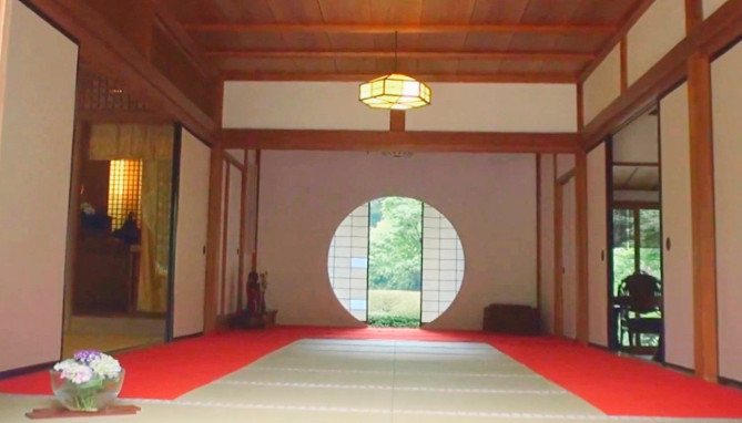 写真スポットの円窓