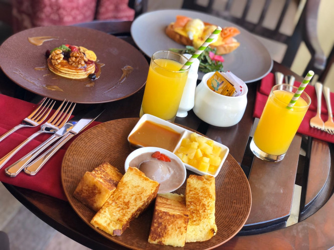 ルームサービスの朝食