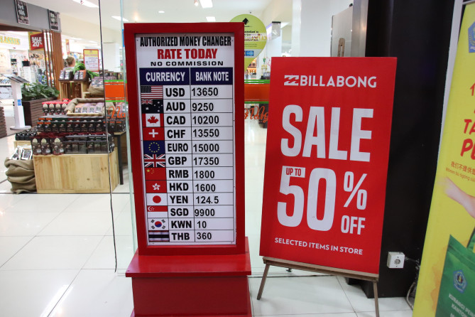 リゾートエリアのスーパーの両替所