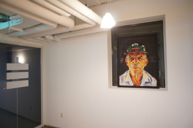 フロント横の壁にかけられた絵