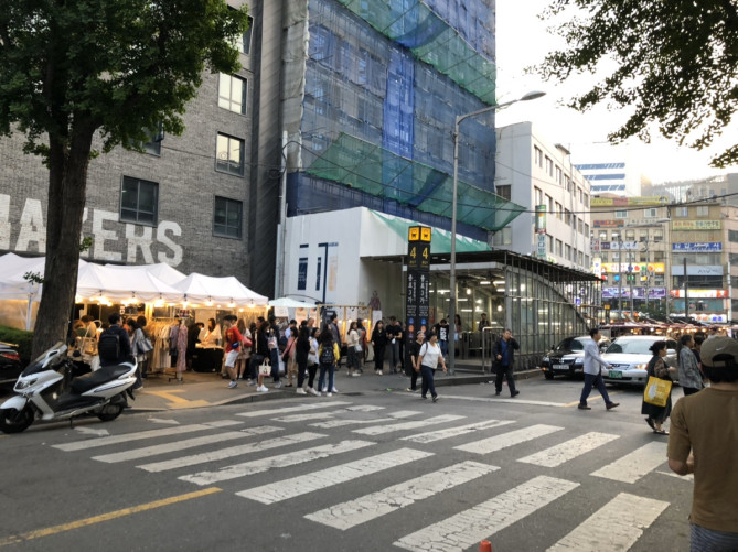 地下鉄の駅出口の目の前に位置するMAKERS HOTEL