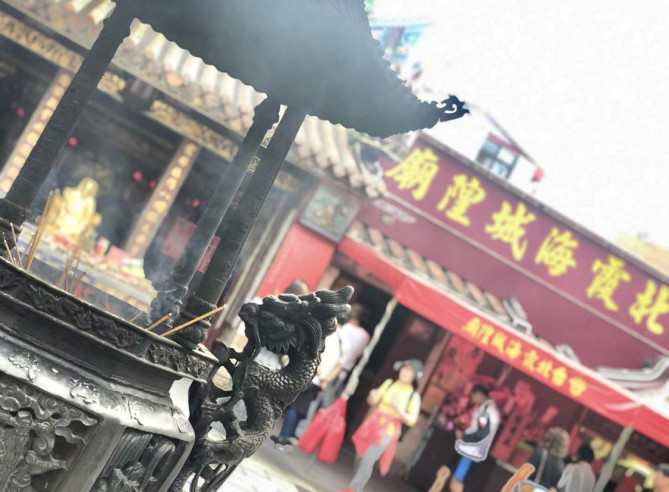 天公炉で線香を立てる 