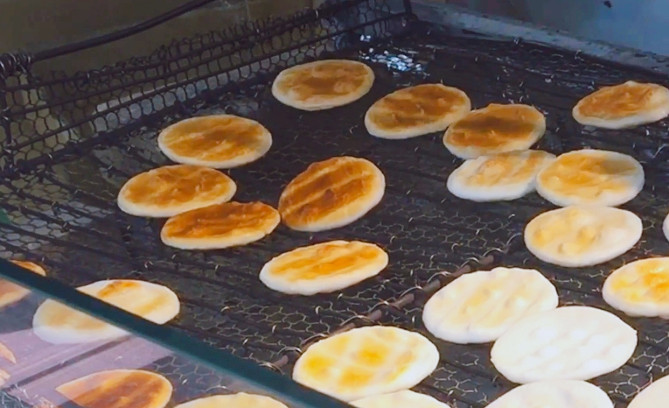 店頭で販売している焼き立てせんべい