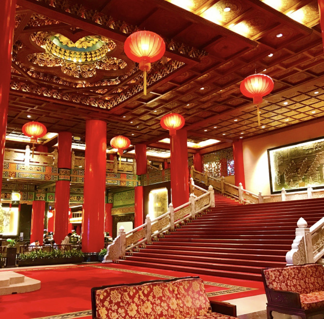 ロビーの大階段 