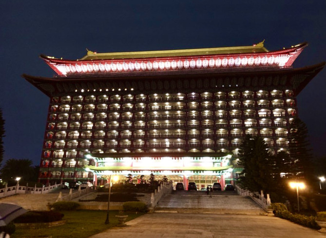 夜のホテル外観 