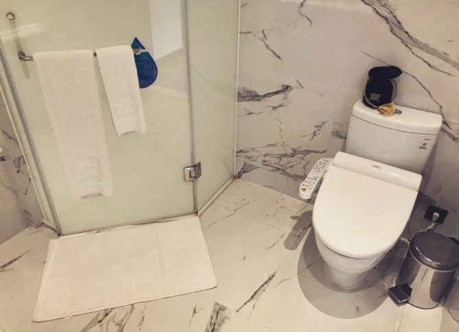 トイレとシャワースペース 