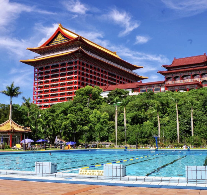 プールとホテル 