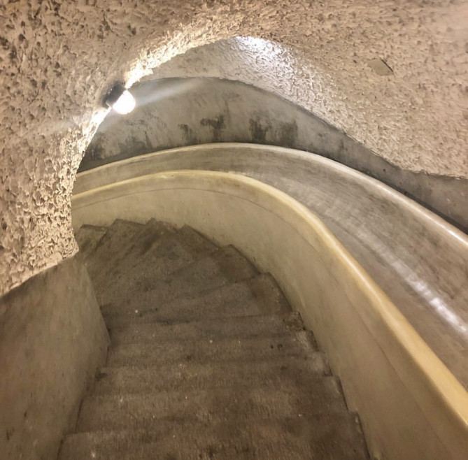 地下トンネル内 