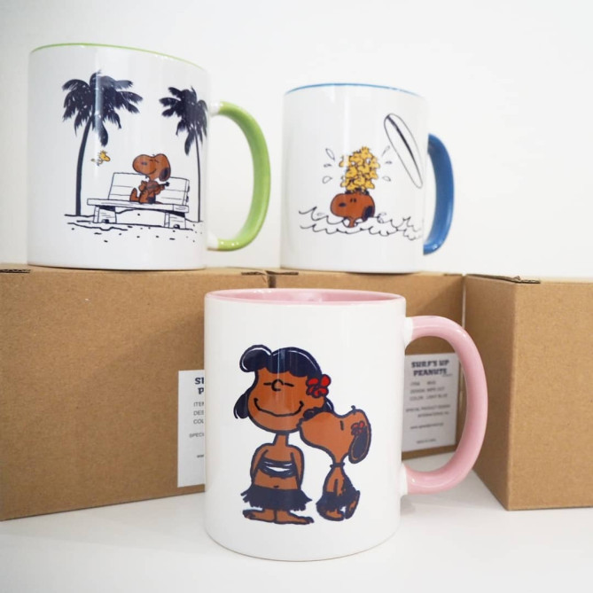 モニ・ホノルルの日焼けスヌーピーのマグカップ
