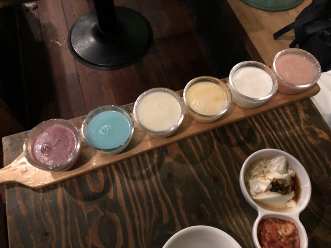 マッコリサロンのカラフルな飲み比べセット