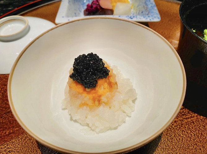 キャビア乗せご飯