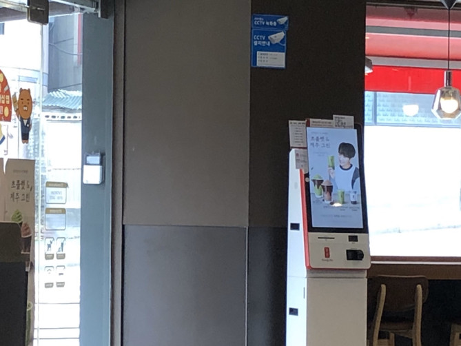 レジ横に設置されたタッチパネル