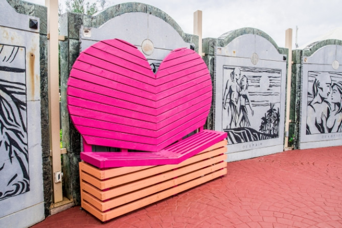 ピンクのハート型ベンチ