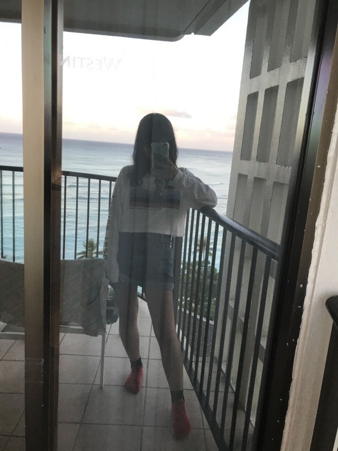 Brandy Melvilleのレインボーロゴミニ丈シャツ