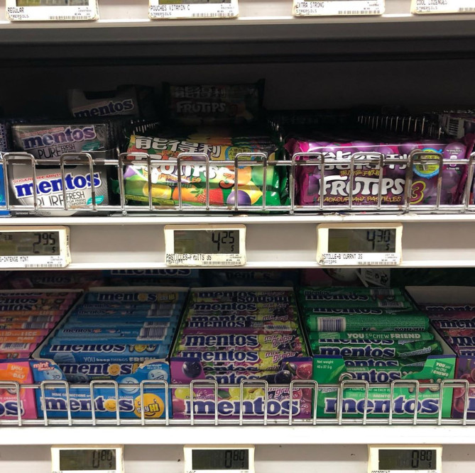 スーパーではガムの代わりにメントスが多く売られている